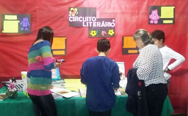 Visitantes aproveitaram para conhecer o trabalho dos alunos durante o evento literário. Foto: Arquivo/Escola